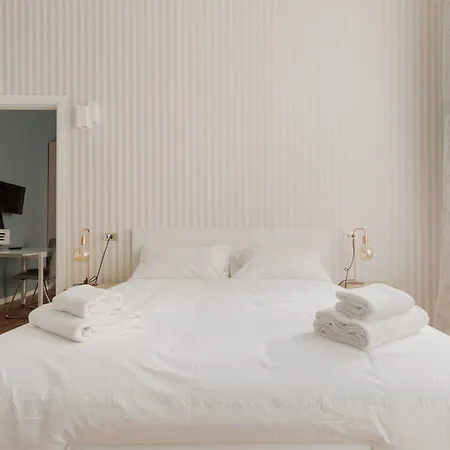 Guesthost - Chic Flat Steps From Duomo Milão
